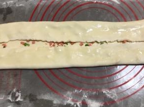 如图折起，刷油，再折起，切成段切成双数