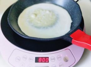我用的电磁炉，煤气也可以哈！盛一勺面糊倒入锅中，来回转动，使面糊成一张圆饼状，如图。(全程小火)煎至面糊凝固取出即可下一张。依次做完。