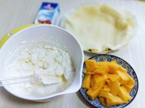 芒果去皮，切块。奶油打至全发。