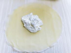 取一张皮，放入打发的奶油。