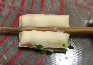 用筷子中间压一下，然后把压下去的两端捏起来，或者用两个大拇指压下去，然后稍微拉长再扭转一下把两头捏紧。