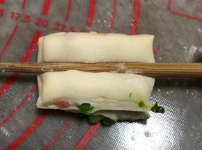 用筷子中间压一下，然后把压下去的两端捏起来，或者用两个大拇指压下去，然后稍微拉长再扭转一下把两头捏紧。