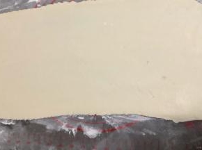 桌上撒些干粉，一分为二擀开，后檊的面团先用保鲜膜盖好，防止吹干