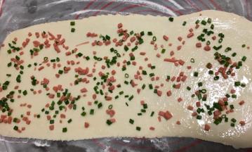 刷油撒盐，然后撒上火腿肠和葱花