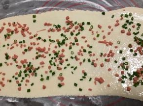 刷油撒盐，然后撒上火腿肠和葱花