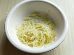 土豆去皮，洗干净。用剥丝工具剥土豆丝。(当然刀功好也可以刀切)