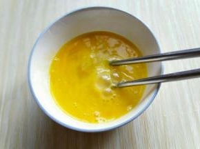 鸡蛋敲碗里，加入盐。用筷子打散。