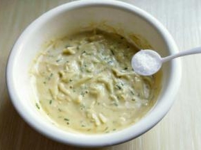 加入盐。搅拌均匀，土豆丝饼糊就做好了。