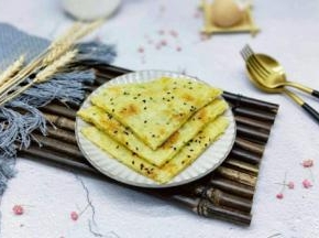 土豆丝饼好了呦，搭配一杯牛奶，营养全面。