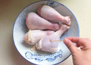 鸡腿用牙签戳几个洞