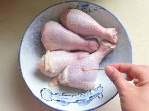 鸡腿用牙签戳几个洞
