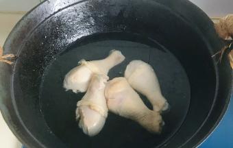 焯好的鸡腿放在锅里，倒水，水位到鸡腿的地方