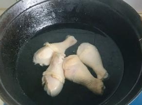 焯好的鸡腿放在锅里，倒水，水位到鸡腿的地方