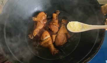 待汤汁收干加入少许鸡精即可撒葱段出锅了