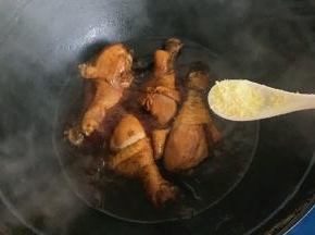 待汤汁收干加入少许鸡精即可撒葱段出锅了