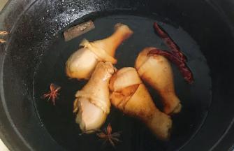 加入所有调料：料酒、生抽、老抽、冰糖