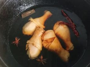 加入所有调料：料酒、生抽、老抽、冰糖