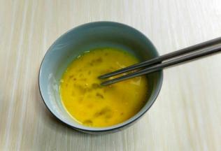 将鸡蛋敲再碗里，加入少许盐，胡椒粉，用筷子打散，放旁边备用。
