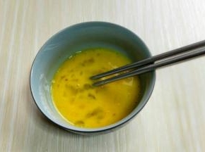 将鸡蛋敲再碗里，加入少许盐，胡椒粉，用筷子打散，放旁边备用。