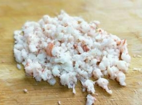 基围虾，去头，去皮，去内线，将处理好的虾仁焯水，水烧开后加入虾仁，煮变色即可捞出。
切碎的虾肉加入器具中，加入少许料酒，加入淀粉水，拌均匀。(淀粉用水化开，加入切好的虾末中)