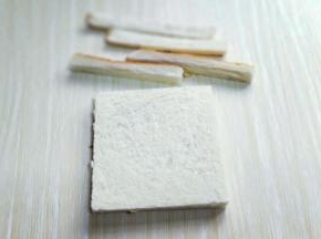 吐司，将周边的边切掉。
