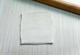 用擀面杖来回擀吐司，将吐司擀压薄。