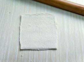 用擀面杖来回擀吐司，将吐司擀压薄。