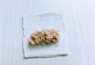 放入拌好得虾肉末，卷起来，卷紧即可。