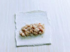 放入拌好得虾肉末，卷起来，卷紧即可。