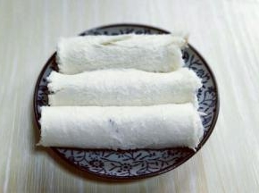 依次做，卷到末端时可以涂抹一点蛋液，有助于粘合。