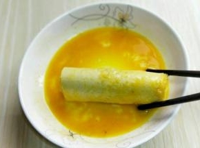 将卷好虾肉的吐司卷放入蛋液中，沾满蛋液，依次做完。