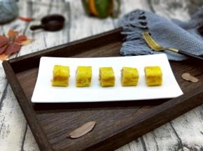 把煎好的鲜虾吐司卷切开即可食用。特别美味。