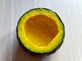 用小勺将南瓜瓤和籽挖出。