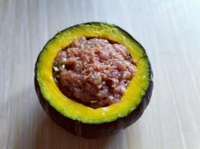 把调味好的肉糜加入南瓜中。