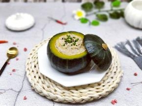 南瓜肉糜盅，撒上葱花，熟黑芝麻，特别美味。