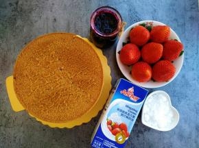 首先准备好食材，戚风蛋糕和蓝莓酱都是提前做好的