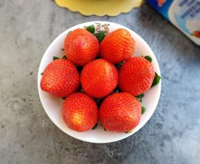 草莓洗干净沥干，红扑扑的草莓看起来就流口水