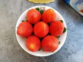 草莓洗干净沥干，红扑扑的草莓看起来就流口水