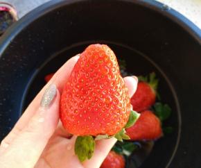 洗草莓的时候可以放一些小苏打或者盐可以去除农药