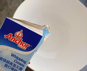 奶油和白糖倒出来