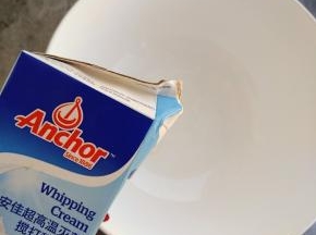 奶油和白糖倒出来