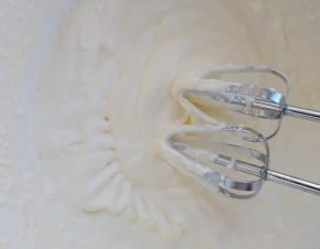 用电动打蛋器打发备用