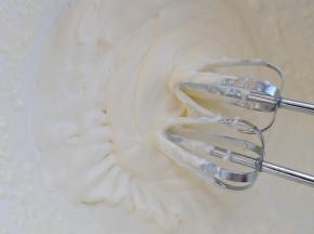 用电动打蛋器打发备用