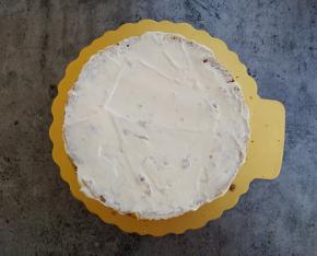 在一块蛋糕胚上抹上奶油