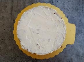 在一块蛋糕胚上抹上奶油