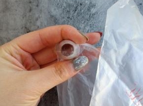 取一个圆孔裱花嘴和裱花袋，装入奶油备用