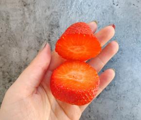 草莓在三分之一处切开