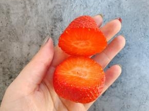 草莓在三分之一处切开