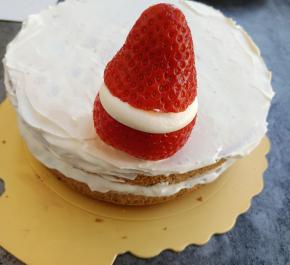 盖上草莓脑子，小雪人形状就出来啦