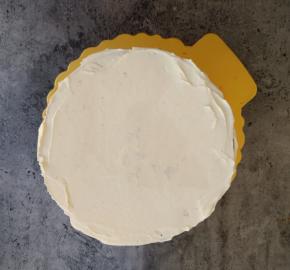 在表面抹上一层奶油